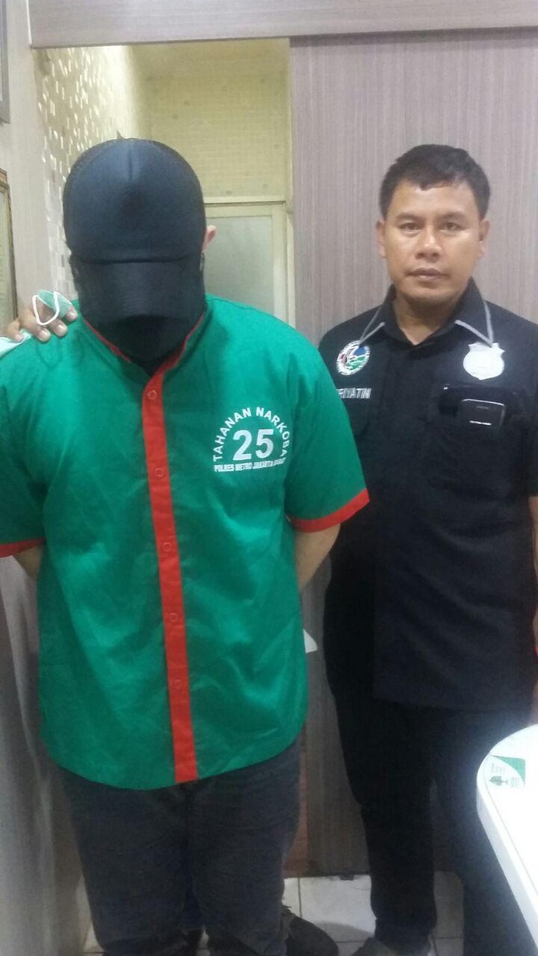 Ditangkap, Begini Penampakan Ridho Rhoma dengan Baju Tahanan Narkoba Ditangkap, Begini Penampakan Ridho Rhoma dengan Baju Tahanan Narkoba