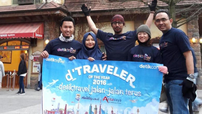 dTraveler ingin menjajal T Express, roller coaster kayu yang ikonik di Everland (Kurnia/detikTravel) dTraveler ingin menjajal T Express, roller coaster kayu yang ikonik di Everland (Kurnia/detikTravel)