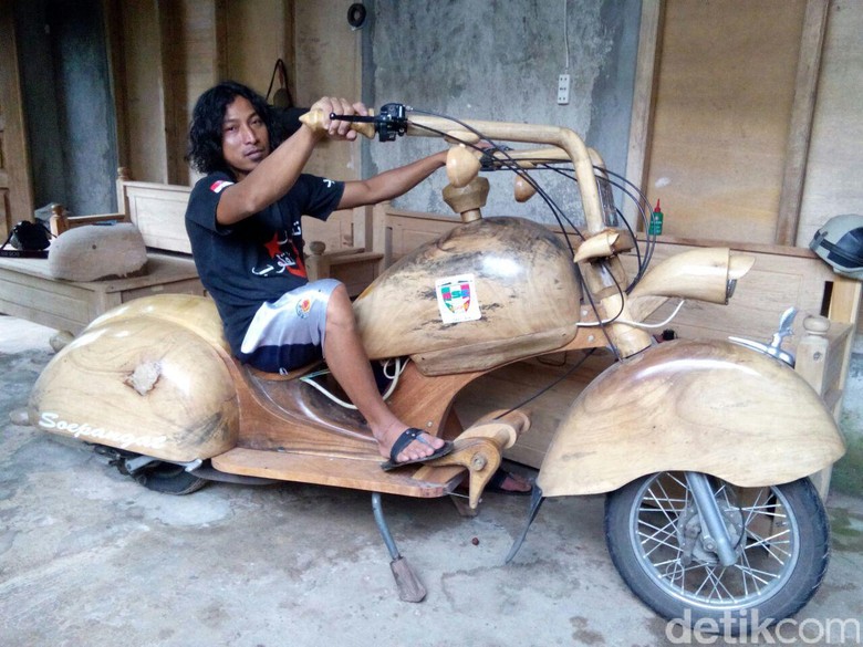 Vespa Berbodi Kayu dari Ngawi, Harganya Bisa Puluhan Juta Vespa Berbodi Kayu dari Ngawi, Harganya Bisa Puluhan Juta