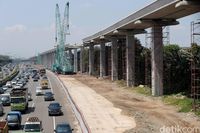 LRT Jabodebek di pinggir tol Jagorawi