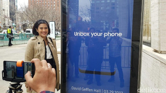 Dian Sastro mengantre jelang peluncuran Galaxy S8 (Foto: Fino Yurio Kristo/detikINET) Dian Sastro mengantre jelang peluncuran Galaxy S8 (Foto: Fino Yurio Kristo/detikINET)