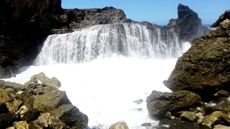 Air terjun laut yang unik di Lombok (duta here/dTraveler) Air terjun laut yang unik di Lombok (duta here/dTraveler)