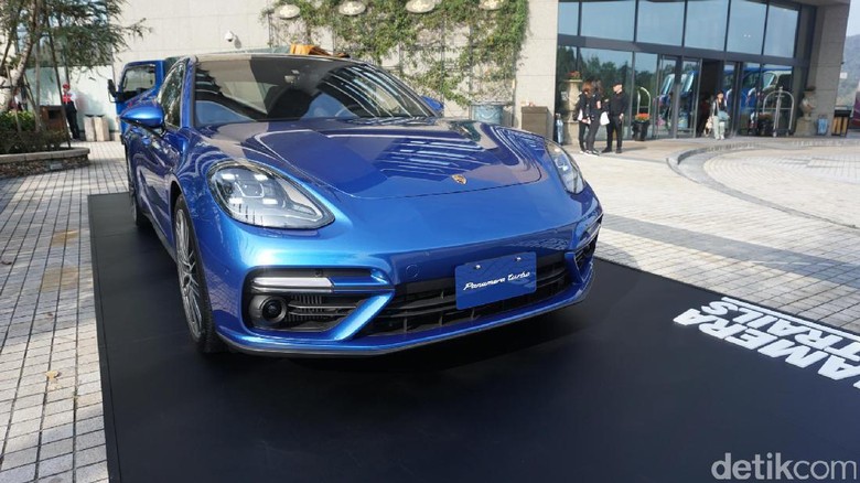 Merasakan 2 Sisi Berbeda Porsche Panamera Merasakan 2 Sisi Berbeda Porsche Panamera