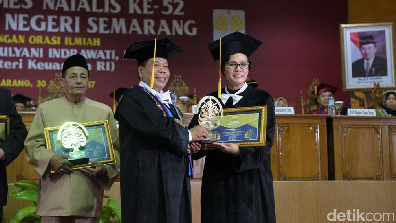 Sri Mulyani Berkaca-kaca Ingat Orang Tua Saat Terima Penghargaan Sri Mulyani Berkaca-kaca Ingat Orang Tua Saat Terima Penghargaan