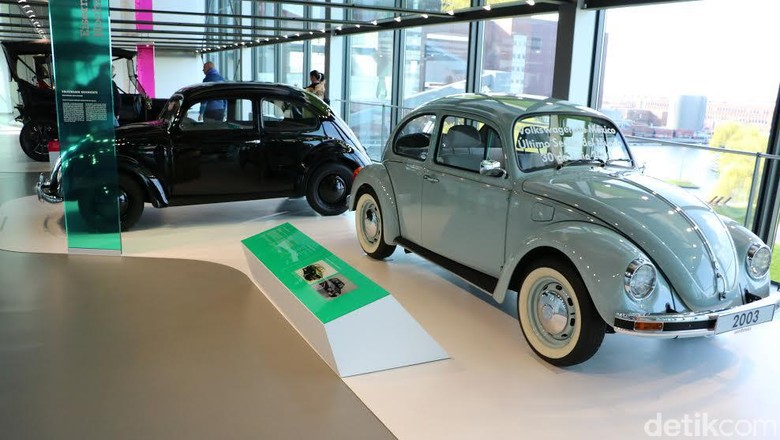 Beetle Klasik Pertama dan Terakhir Bersanding di Museum VW Beetle Klasik Pertama dan Terakhir Bersanding di Museum VW