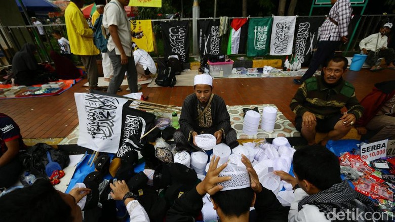 Curhat PKL Mencari Rezeki di Tengah Aksi Damai 313 Curhat PKL Mencari Rezeki di Tengah Aksi Damai 313