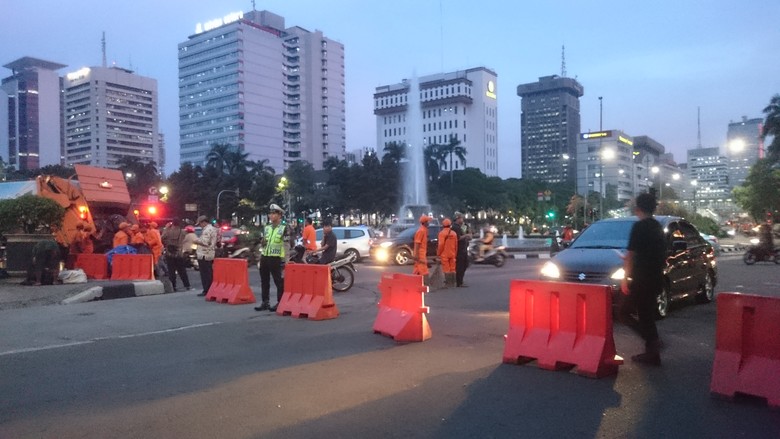 Massa Aksi 313 Bubar, Jalan Medan Merdeka Barat Masih Ditutup Massa Aksi 313 Bubar, Jalan Medan Merdeka Barat Masih Ditutup