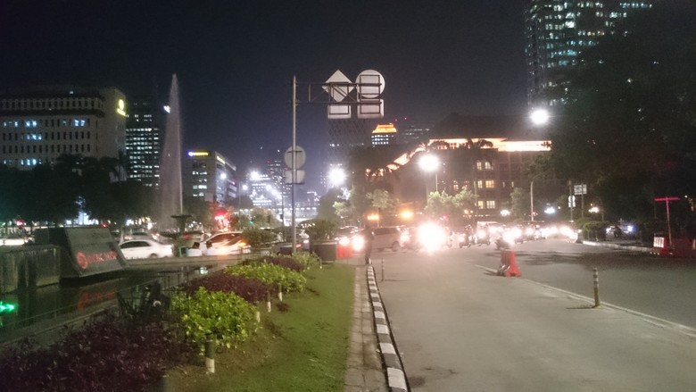 Blokade Jalan Dibuka, Kendaraan Bisa Lintasi Medan Merdeka Barat Blokade Jalan Dibuka, Kendaraan Bisa Lintasi Medan Merdeka Barat