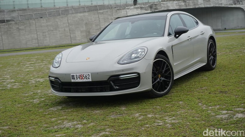 Menantang Gelapnya Malam dengan Porsche Panamera Menantang Gelapnya Malam dengan Porsche Panamera