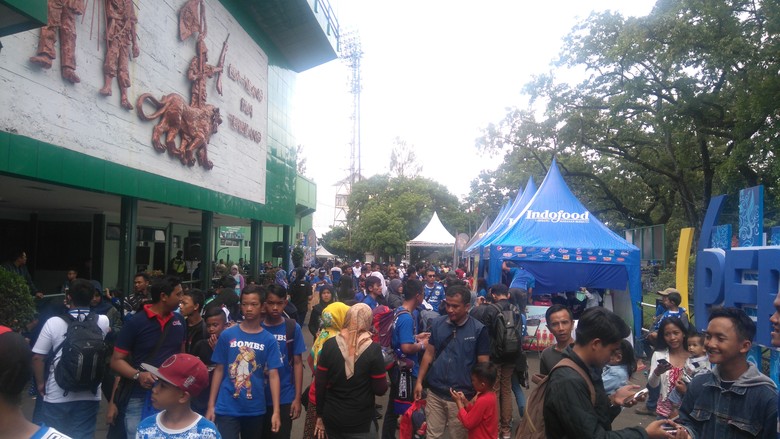 Peluncuran Tim Persib, Bobotoh Mulai Serbu Stadion Siliwangi Peluncuran Tim Persib, Bobotoh Mulai Serbu Stadion Siliwangi