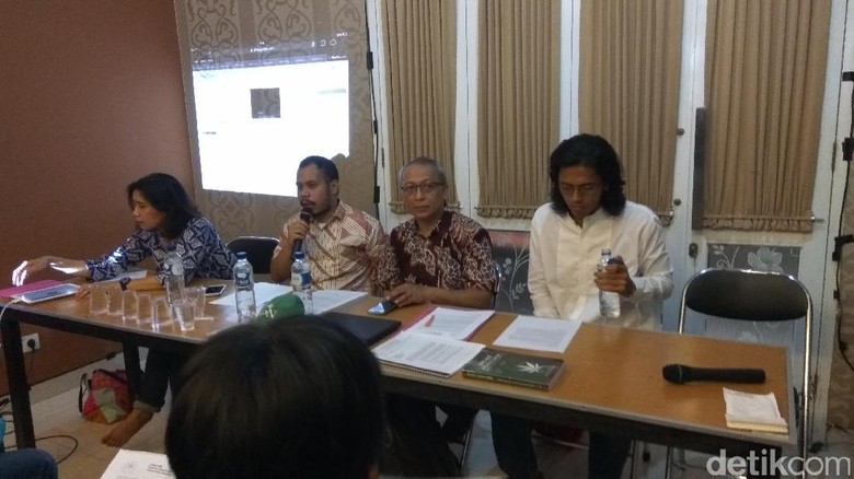 Penangkapan Ari karena Tanam Ganja untuk Obati Istri Dikritik LSM Penangkapan Ari karena Tanam Ganja untuk Obati Istri Dikritik LSM