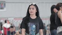 Marak Akun Gosip, Prilly Jadi Waspada dengan Cekrak Cekrek Handphone