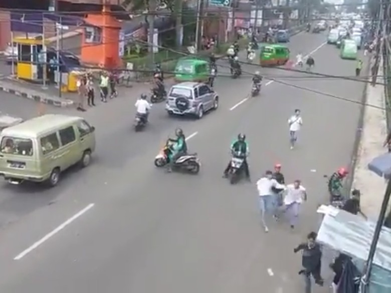 Mirip Film Hollywood, Driver Grab Bubarkan Tawuran Pelajar di Bogor Mirip Film Hollywood, Driver Grab Bubarkan Tawuran Pelajar di Bogor
