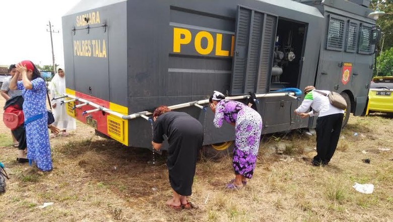 Modifikasi ala Polisi, Ubah Water Cannon Jadi Tempat Wudhu Modifikasi ala Polisi, Ubah Water Cannon Jadi Tempat Wudhu