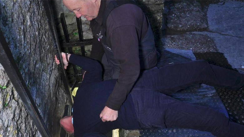 Mencium batu di dinding Kastil Blarney, Irlandia (Blarney Castle/Facebook) Mencium batu di dinding Kastil Blarney, Irlandia (Blarney Castle/Facebook)