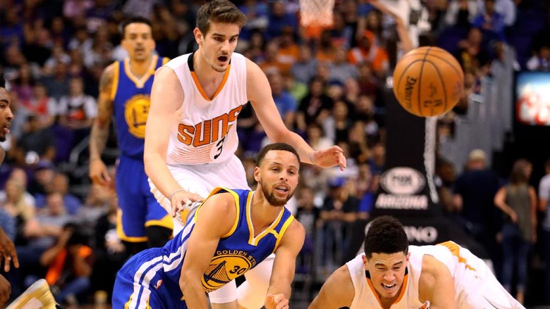 Warriors Kalahkan Suns, Ciptakan Rekor Baru Warriors Kalahkan Suns, Ciptakan Rekor Baru