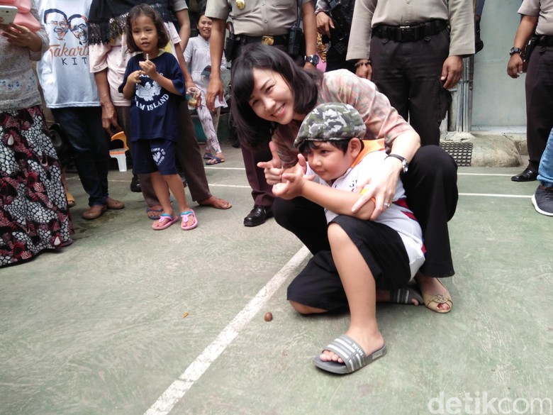 Pesan Veronica ke Warga Manggarai: KB Spiral, Jangan Banyak Anak Pesan Veronica ke Warga Manggarai: KB Spiral, Jangan Banyak Anak