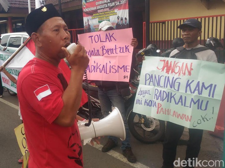 Warga Surabaya Tolak Pengajian Habib Rizieq di Masjid Ampel Warga Surabaya Tolak Pengajian Habib Rizieq di Masjid Ampel