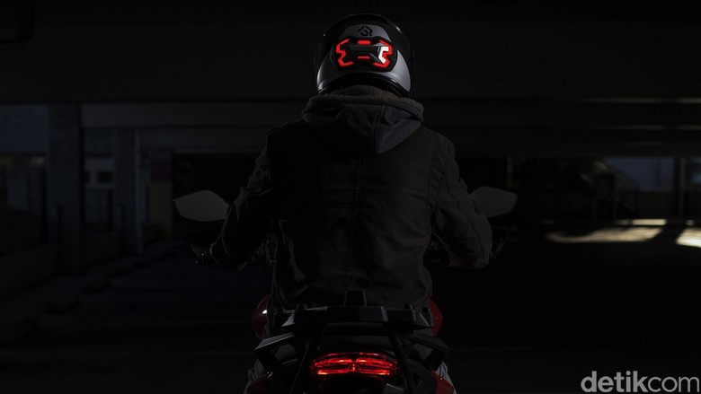 Agar Terlihat, Ada Lampu Rem yang Diletakkan di Helm Biker Agar Terlihat, Ada Lampu Rem yang Diletakkan di Helm Biker