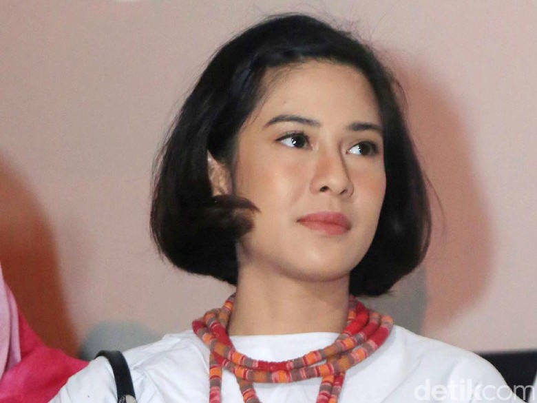 Akhirnya! Dian Sastro Buka Suara Soal Kasus Tepis Tangan Fans Akhirnya! Dian Sastro Buka Suara Soal Kasus Tepis Tangan Fans