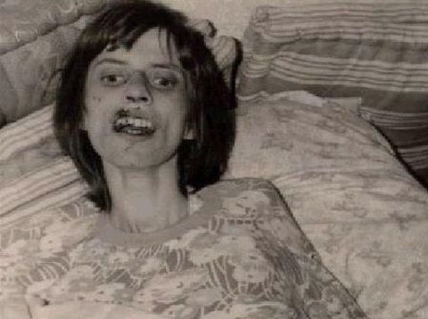 Anneliese mengalami kesurupan dan beberapa kali mendapat ritual pengusuran setan.