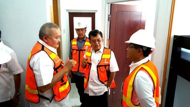 JK disambut Gubernur Sumsel Alex Noerdin.