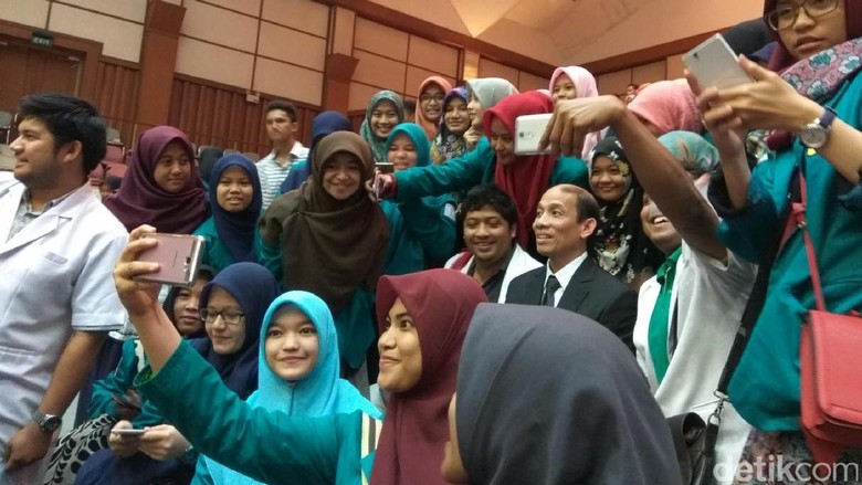 Saat Arcandra Tahar Jadi Sasaran Selfie Mahasiswi Saat Arcandra Tahar Jadi Sasaran Selfie Mahasiswi