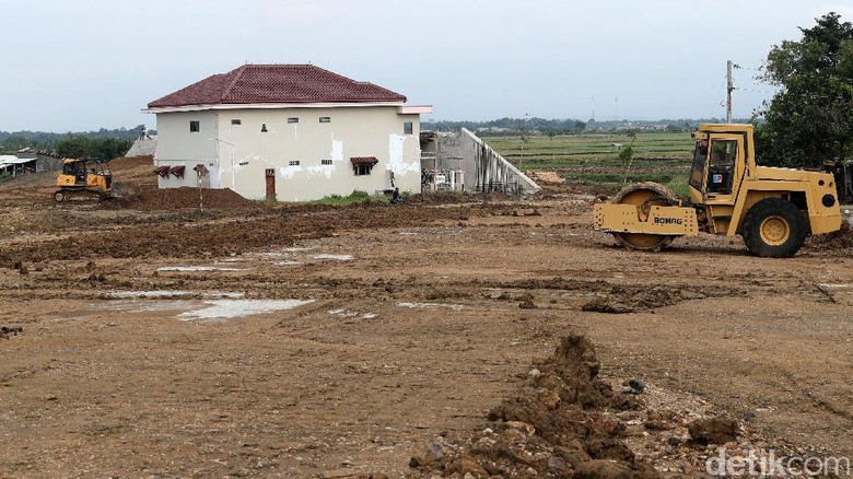 Ada Rumah Juragan Warteg di Tengah Tol Pejagan-Pemalang Ada Rumah Juragan Warteg di Tengah Tol Pejagan-Pemalang