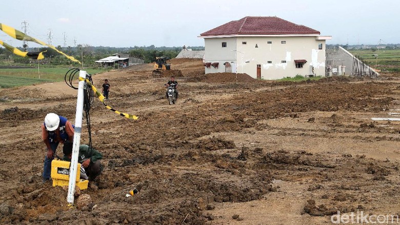 Cerita Unik: Rumah-rumah yang Berdiri di Tengah Proyek Tol Cerita Unik: Rumah-rumah yang Berdiri di Tengah Proyek Tol