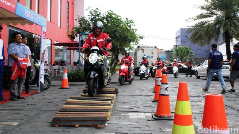 Honda Targetkan Bisa Kirim Lebih Banyak Skuter Retro Ini di Daerah Honda Targetkan Bisa Kirim Lebih Banyak Skuter Retro Ini di Daerah