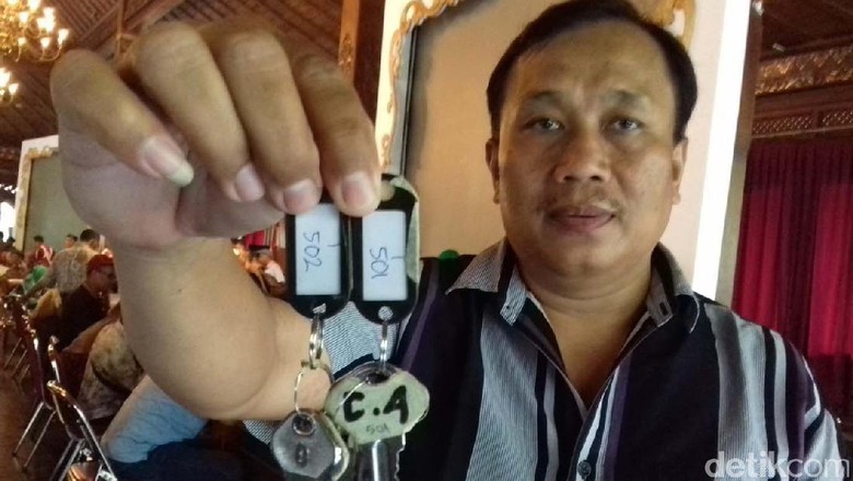 Pemkot Solo Bagikan Kunci Kios Pasar Klewer Pemkot Solo Bagikan Kunci Kios Pasar Klewer