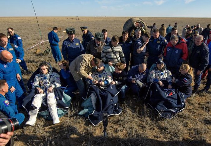 Pendaratan 3 astronaut ke bumi. Foto: Reuters Pendaratan 3 astronaut ke bumi. Foto: Reuters