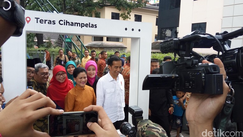 Jokowi: Teras Cihampelas Bandung Model Penataan PKL yang Baik