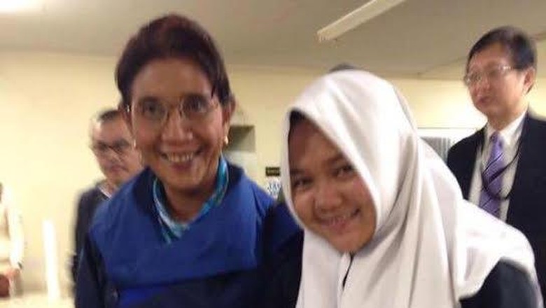 Gadis Ini Menangis Bertemu Menteri Susi di Jepang Gadis Ini Menangis Bertemu Menteri Susi di Jepang