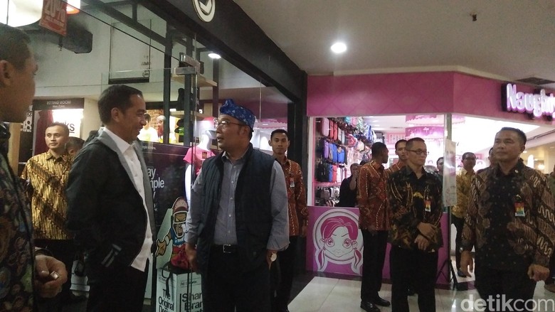Ditemani Ridwan Kamil, Jokowi Belanja Jaket Diskon di Mal Bandung Ditemani Ridwan Kamil, Jokowi Belanja Jaket Diskon di Mal Bandung
