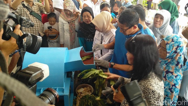 Sandiaga Resmikan Bank Sampah Ciber OKE OCE di Cilincing Sandiaga Resmikan Bank Sampah Ciber OKE OCE di Cilincing