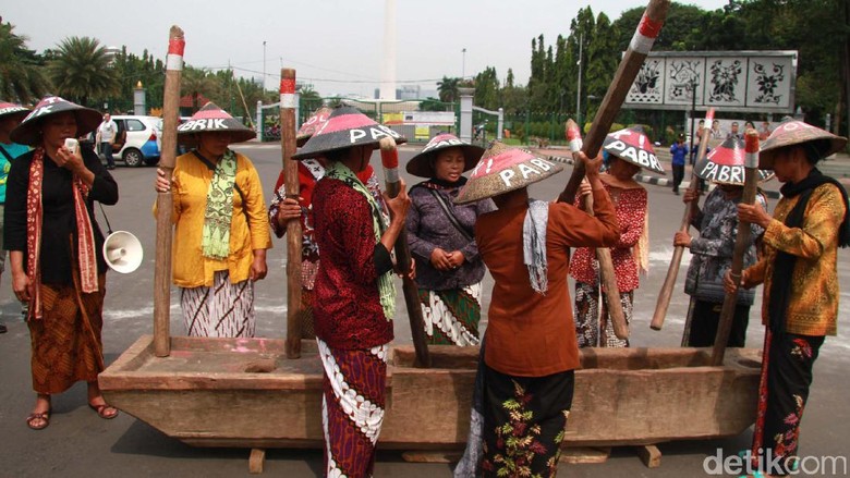 Legalkan Pabrik Semen Kendeng, 3 Hakim PN Gresik Dilaporkan ke KY Legalkan Pabrik Semen Kendeng, 3 Hakim PN Gresik Dilaporkan ke KY