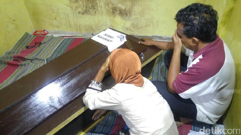 Jenazah Riski Rahmat Terduga Teroris Tuban Dimakamkan Dinihari