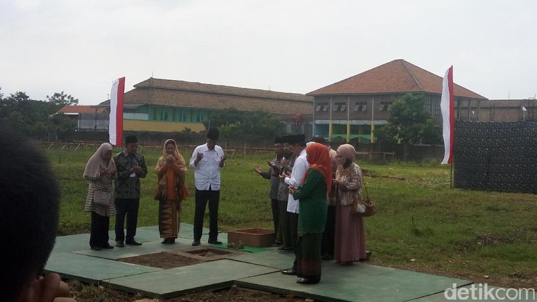 Jokowi Letakkan Batu Pertama Pembangunan Ponpes Buntet Cirebon Jokowi Letakkan Batu Pertama Pembangunan Ponpes Buntet Cirebon