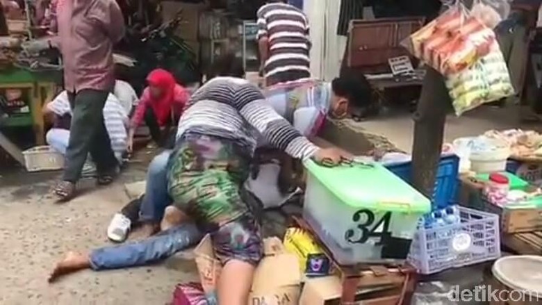 Polisi di Palembang Nyamar Jadi Ibu Berdaster demi Tangkap Pencopet Polisi di Palembang Nyamar Jadi Ibu Berdaster demi Tangkap Pencopet