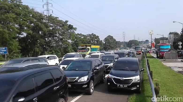 Long Weekend, Antrean Mobil di Gerbang Tol Ciawi Sepanjang 2,5 KM Long Weekend, Antrean Mobil di Gerbang Tol Ciawi Sepanjang 2,5 KM
