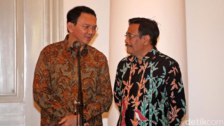 Warga Masih Tetap Tunggu Ahok Hingga Petang di Balai Kota Warga Masih Tetap Tunggu Ahok Hingga Petang di Balai Kota