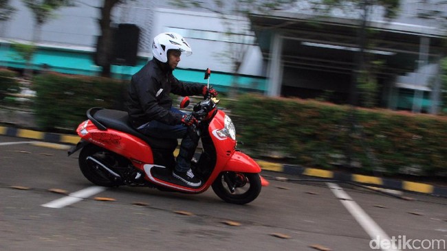 Merasakan Skuter Scoopy Anyar dengan Pelek 12 Inci Merasakan Skuter Scoopy Anyar dengan Pelek 12 Inci