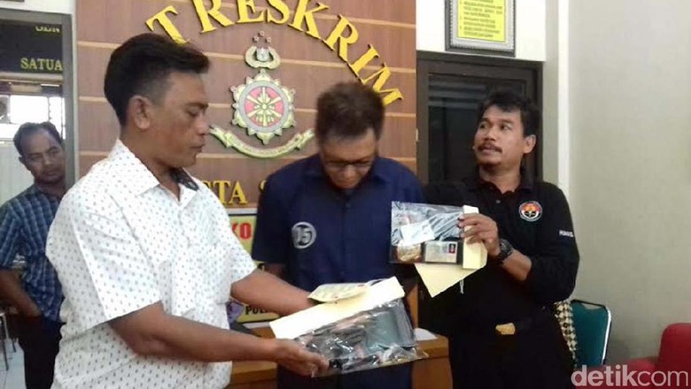 Polresta Solo Amankan Pria yang Mengaku Anggota Interpol Polresta Solo Amankan Pria yang Mengaku Anggota Interpol