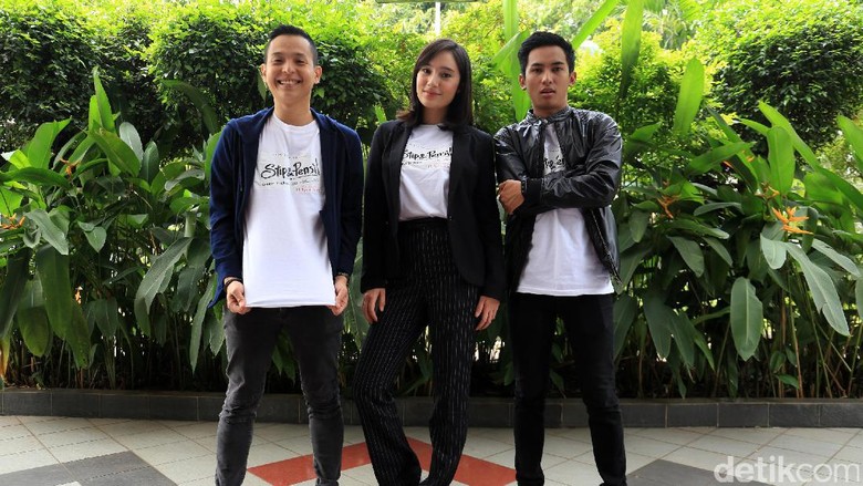 Perasaan Campur Aduk Pemain Stip & Pensil Syuting di Pemukiman Pemulung Perasaan Campur Aduk Pemain Stip & Pensil Syuting di Pemukiman Pemulung
