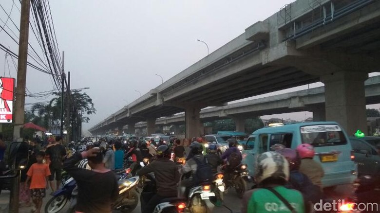 www.menaraimpian.com Jalan Kalimalang Bergelombang, Pemudik Diimbau Lewat Pulogadung