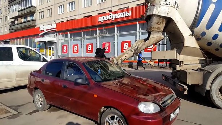 Kesal, Pria Ini Cor Mobil Istrinya Pakai Semen Kesal, Pria Ini Cor Mobil Istrinya Pakai Semen