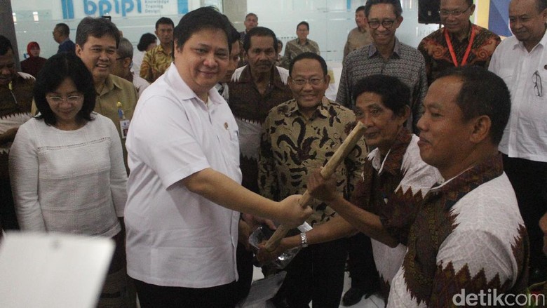 Menperin Bagi-bagi 100 Cangkul Lokal ke Petani dan Industri Kecil Menperin Bagi-bagi 100 Cangkul Lokal ke Petani dan Industri Kecil