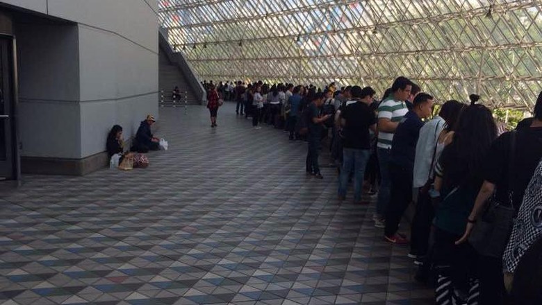15 Menit Jelang Dibuka, Penonton Konser Coldplay Tokyo Masih Antre Panjang 15 Menit Jelang Dibuka, Penonton Konser Coldplay Tokyo Masih Antre Panjang