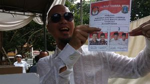 Ahmad Dhani Angkat Surat Suara di TPS, Bukti Nyoblos Anies-Sandi